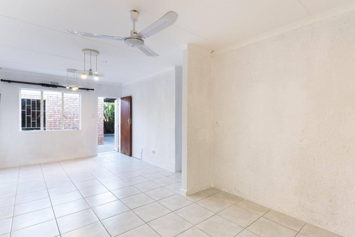 Charming 2-Bedroom Townhouse for Sale in Mopani Park, Bendor - Photo 5