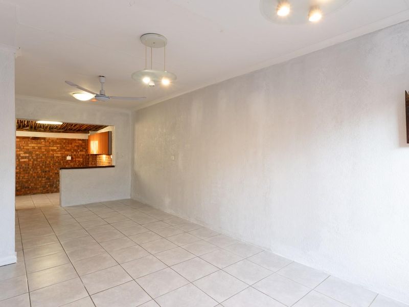 Charming 2-Bedroom Townhouse for Sale in Mopani Park, Bendor - Photo 3