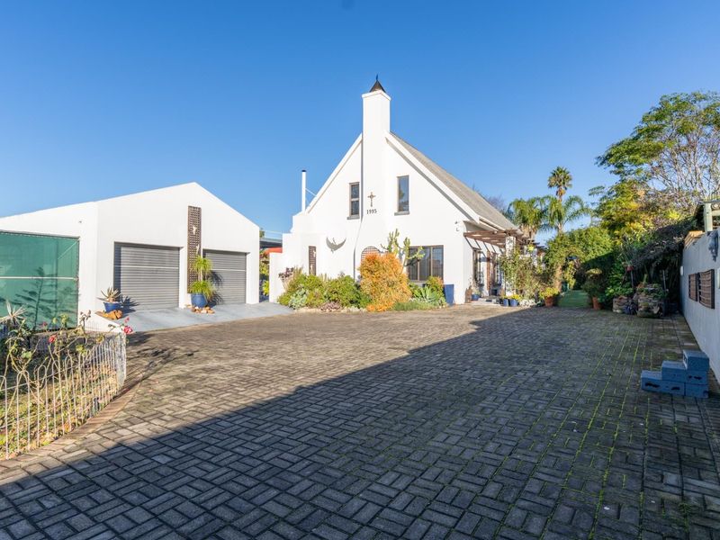 Beautiful 4 bedroom house with pan handle entrance Riversdale Western Cape - Photo 1