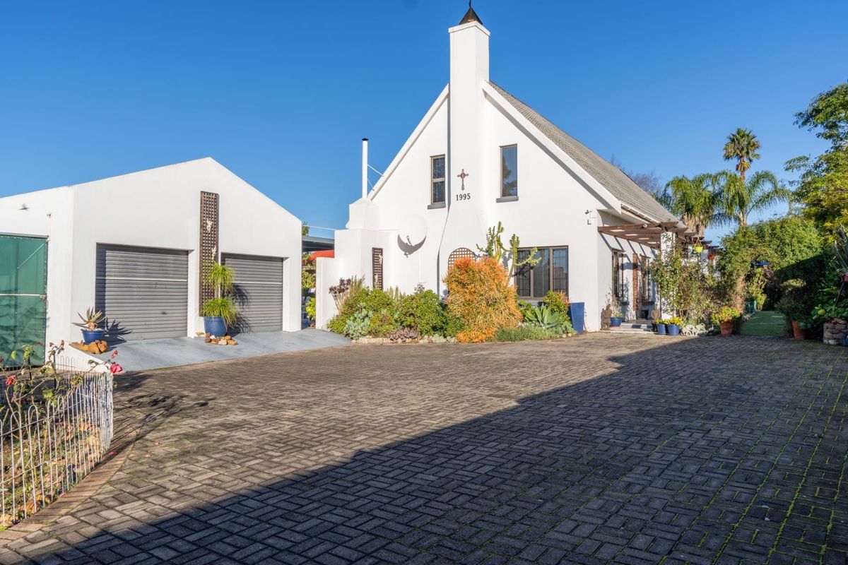 Beautiful 4 bedroom house with pan handle entrance Riversdale Western Cape - Photo 2