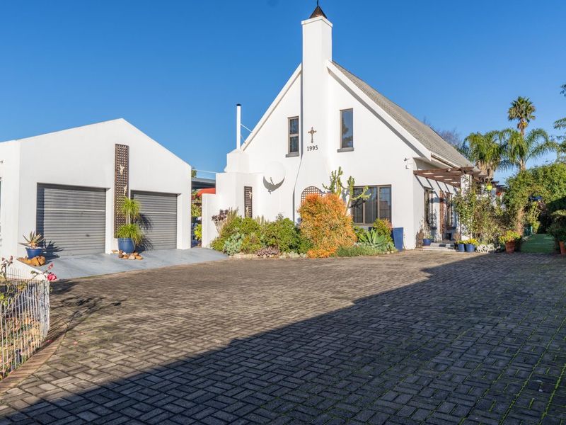 Beautiful 4 bedroom house with pan handle entrance Riversdale Western Cape - Photo 2