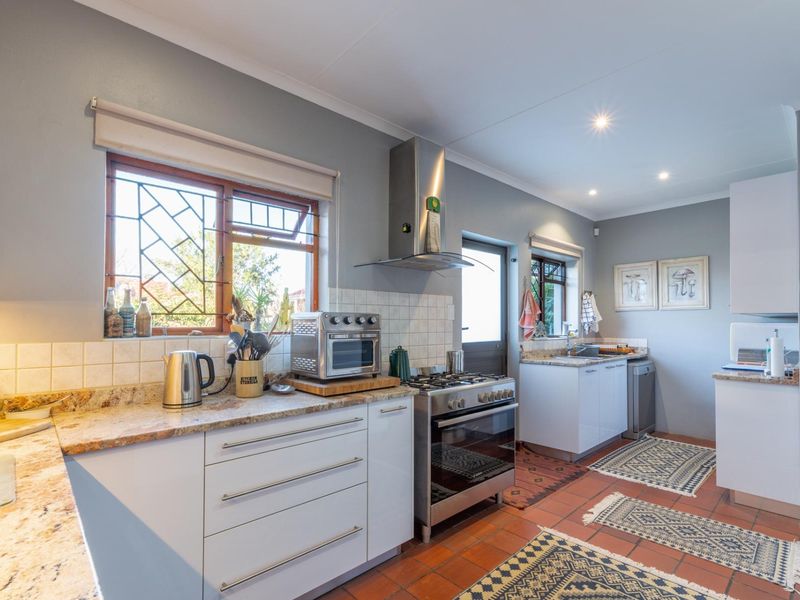 Beautiful 4 bedroom house with pan handle entrance Riversdale Western Cape - Photo 7