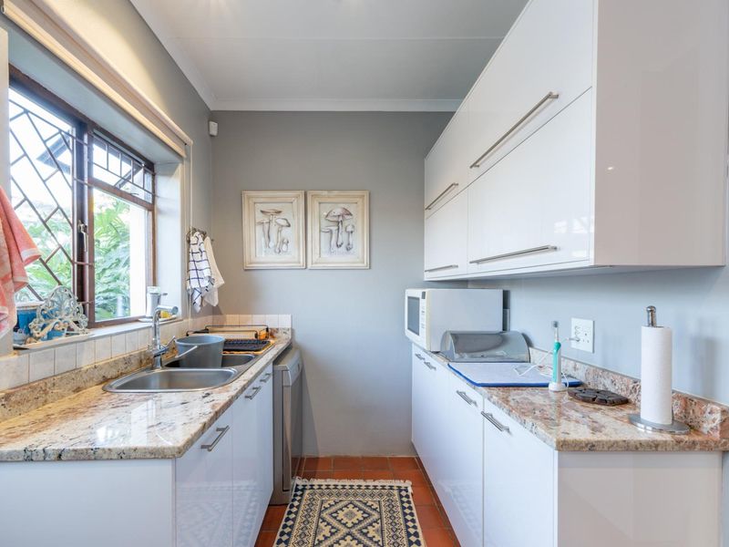 Beautiful 4 bedroom house with pan handle entrance Riversdale Western Cape - Photo 9