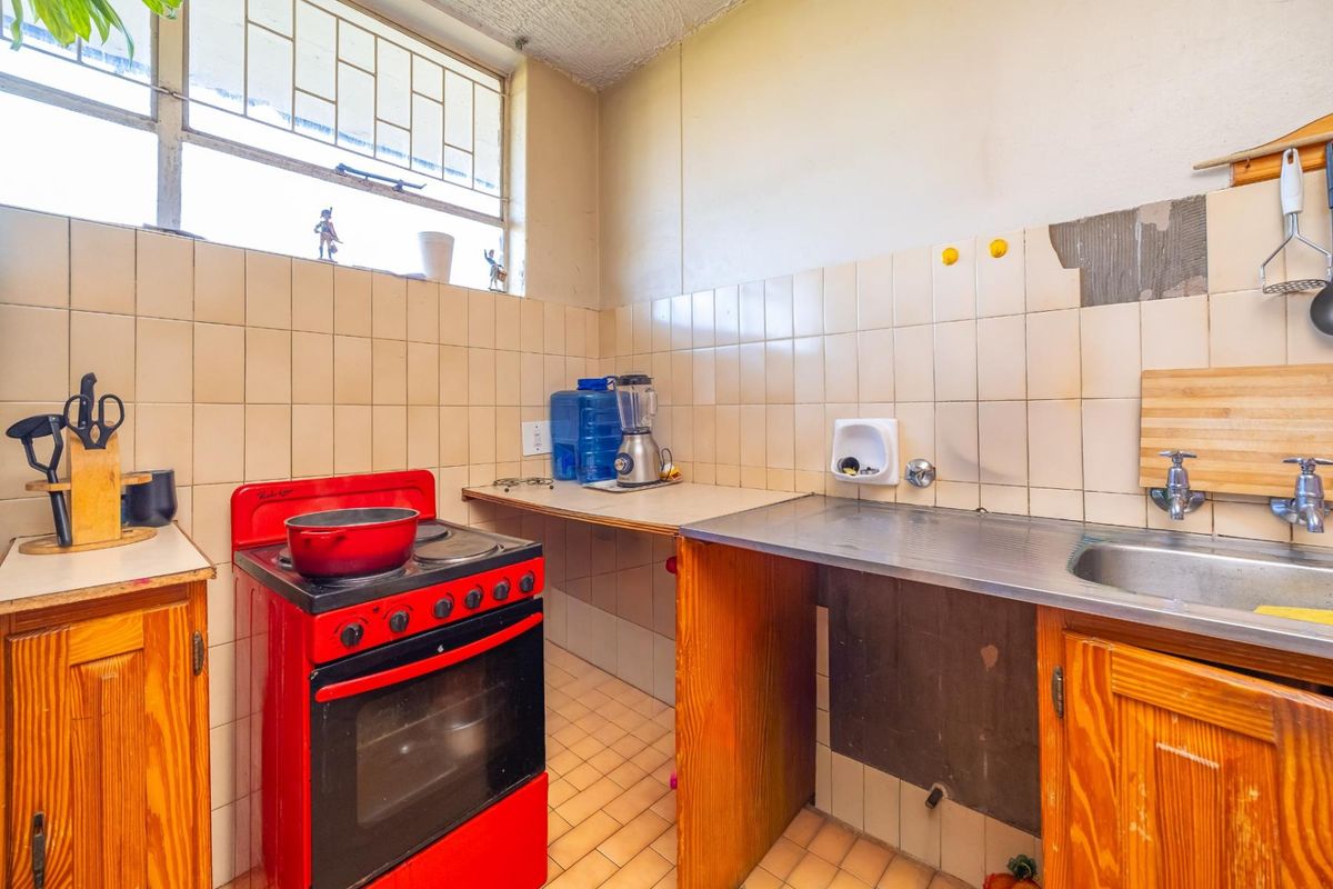 Apartment for Sale - Arcadia, Pretoria, close to university - Photo 3