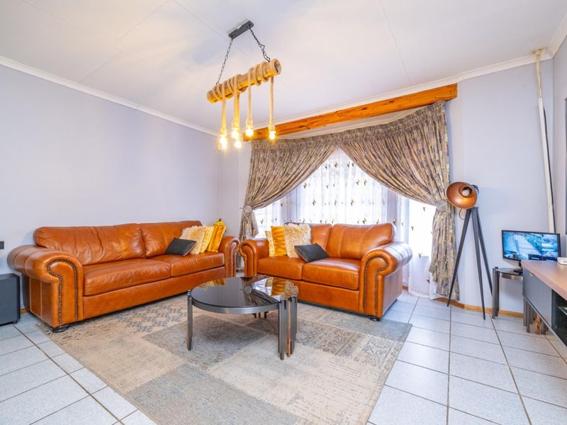 Well-Maintained 3-Bedroom Home offering Comfort, Space and Prime Location! - Photo 3