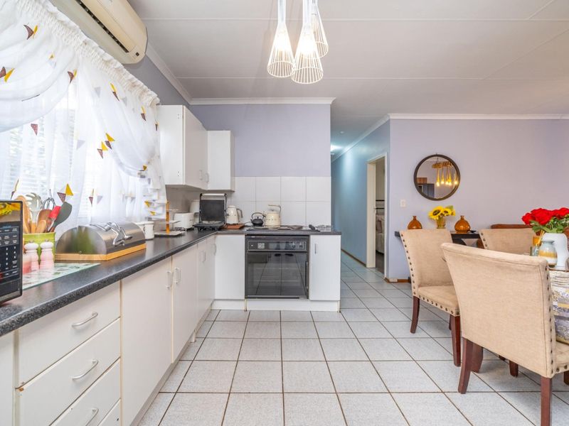 Well-Maintained 3-Bedroom Home offering Comfort, Space and Prime Location! - Photo 9