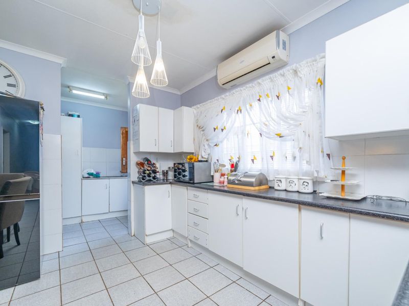 Well-Maintained 3-Bedroom Home offering Comfort, Space and Prime Location! - Photo 6