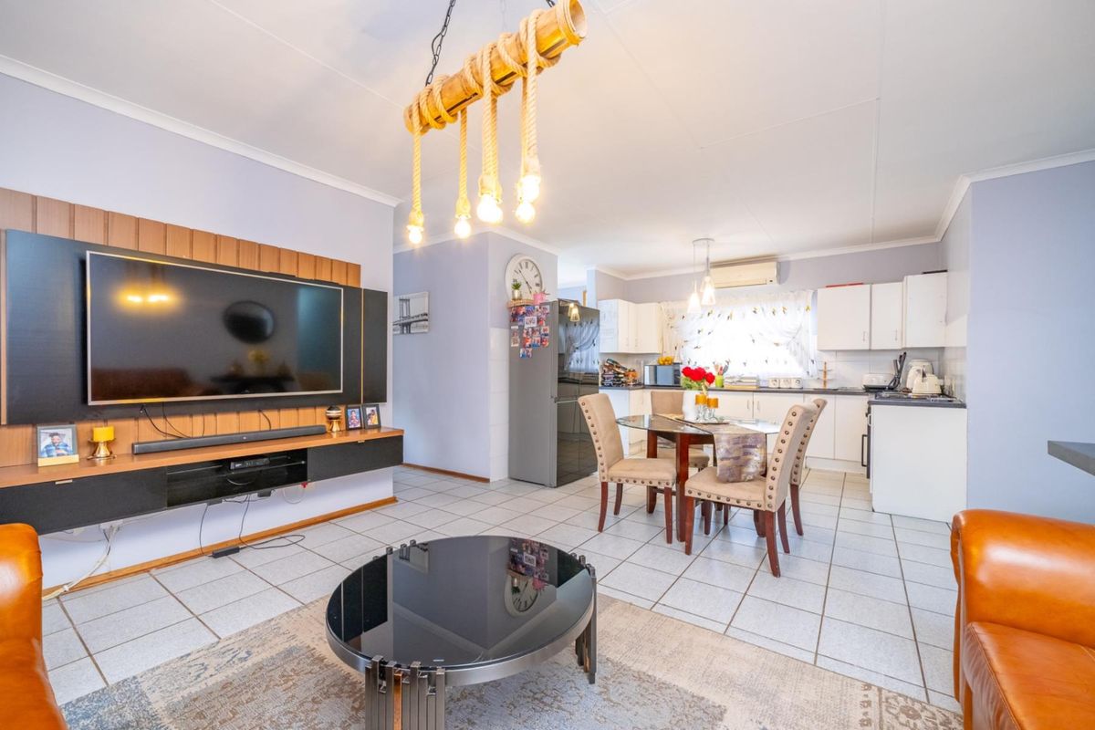 Well-Maintained 3-Bedroom Home offering Comfort, Space and Prime Location! - Photo 2