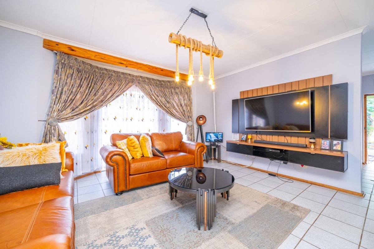 Well-Maintained 3-Bedroom Home offering Comfort, Space and Prime Location! - Photo 4