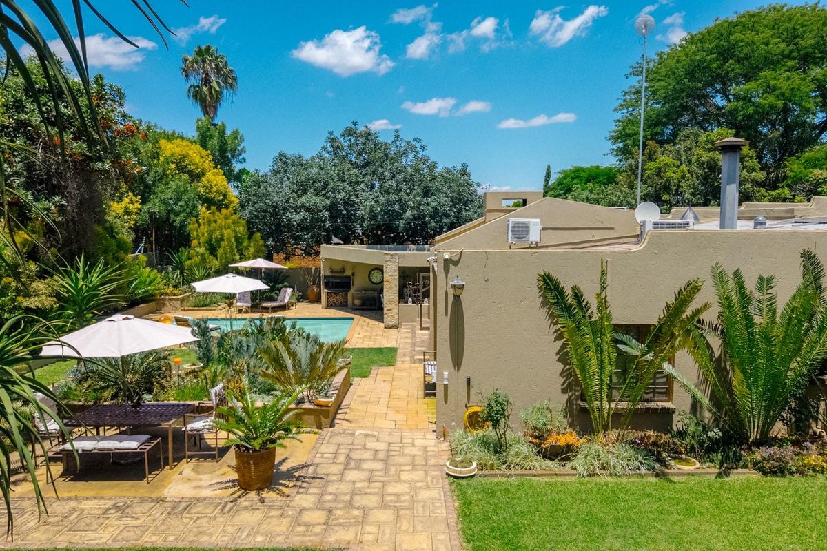 Elegant Family Living with Exceptional Entertaining Appeal - Photo 2
