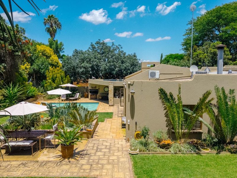 Elegant Family Living with Exceptional Entertaining Appeal - Photo 2