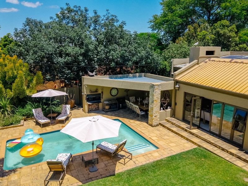 Elegant Family Living with Exceptional Entertaining Appeal - Photo 7
