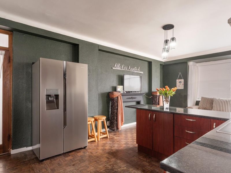 Spacious, private 2 bed pet friendly apartment with extra large garage! - Photo 1