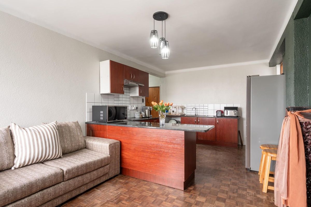 Spacious, private 2 bed pet friendly apartment with extra large garage! - Photo 3