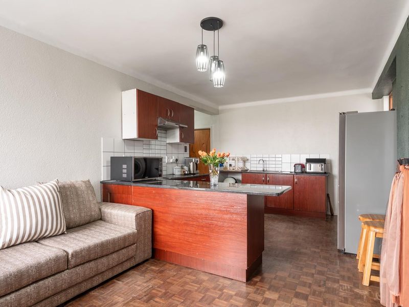 Spacious, private 2 bed pet friendly apartment with extra large garage! - Photo 3