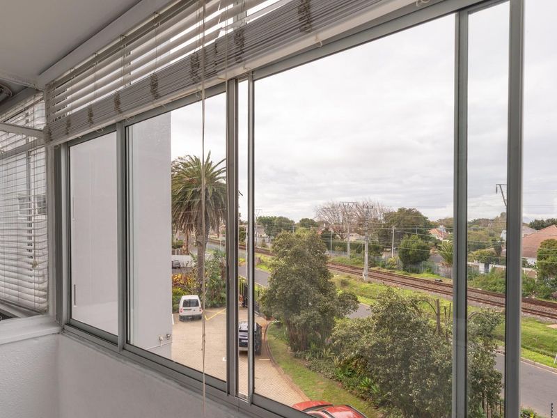 Spacious, private 2 bed pet friendly apartment with extra large garage! - Photo 8