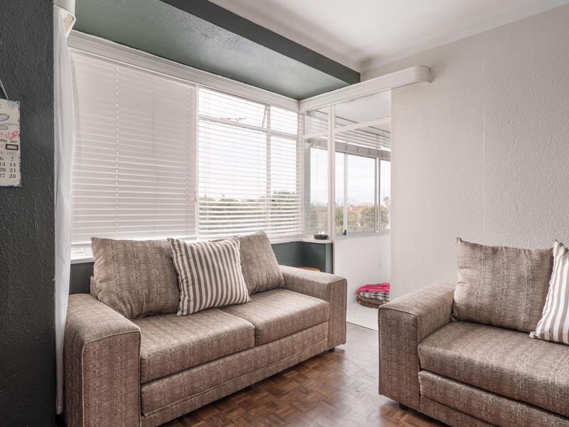 Spacious, private 2 bed pet friendly apartment with extra large garage! - Photo 7