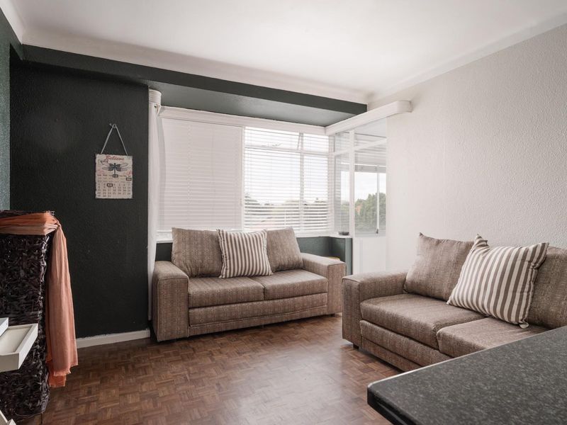 Spacious, private 2 bed pet friendly apartment with extra large garage! - Photo 6
