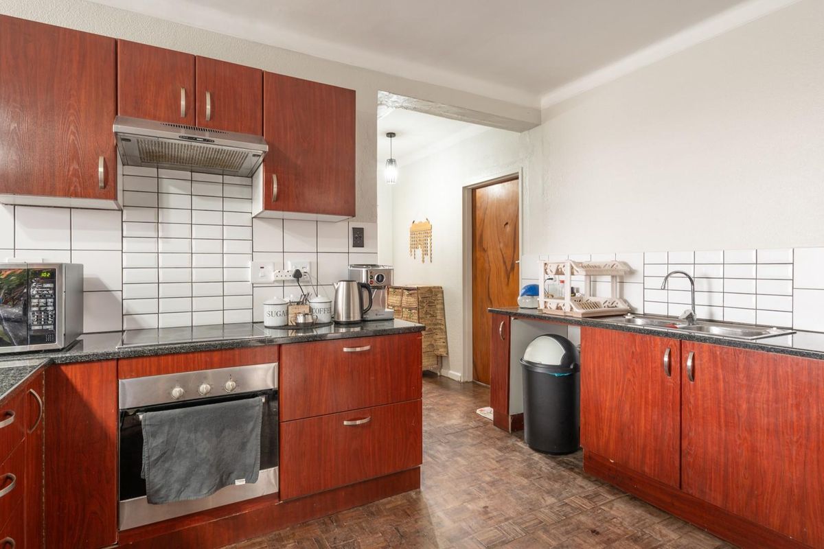Spacious, private 2 bed pet friendly apartment with extra large garage! - Photo 4