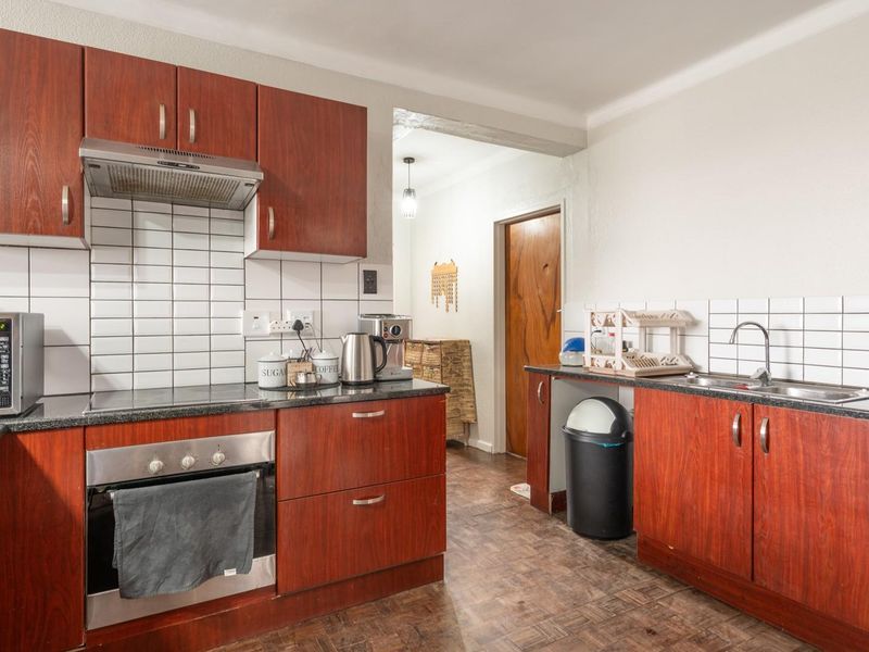 Spacious, private 2 bed pet friendly apartment with extra large garage! - Photo 4