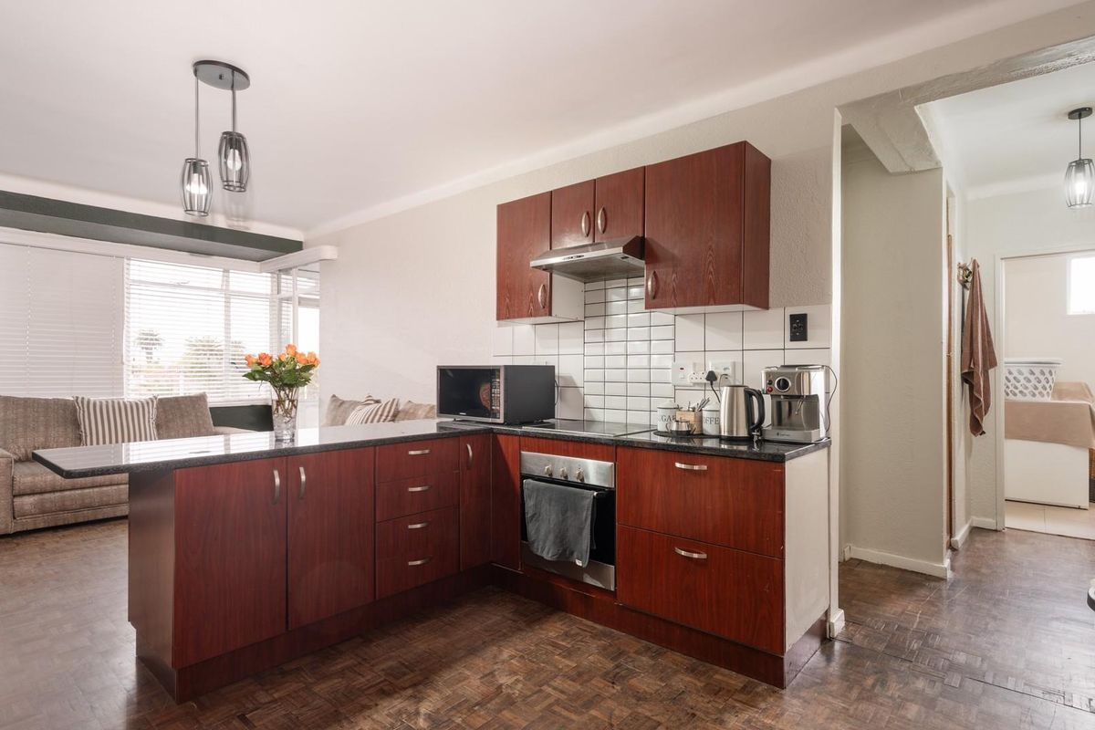 Spacious, private 2 bed pet friendly apartment with extra large garage! - Photo 2