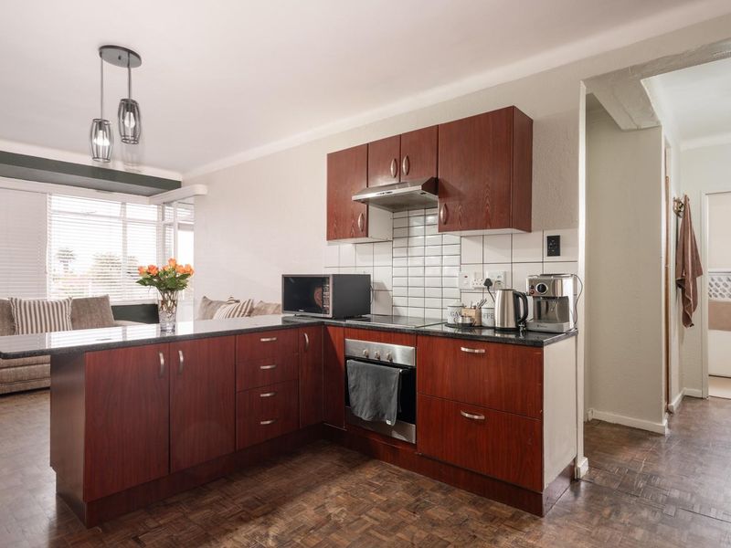 Spacious, private 2 bed pet friendly apartment with extra large garage! - Photo 2