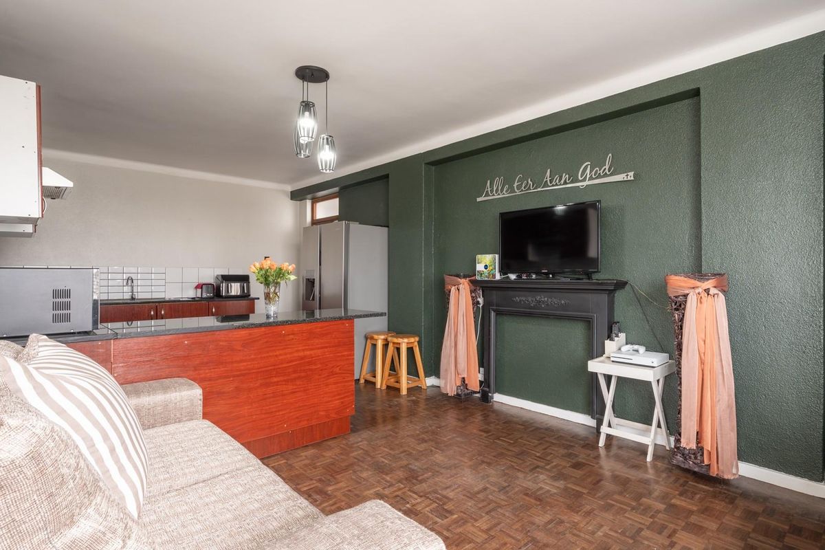 Spacious, private 2 bed pet friendly apartment with extra large garage! - Photo 5