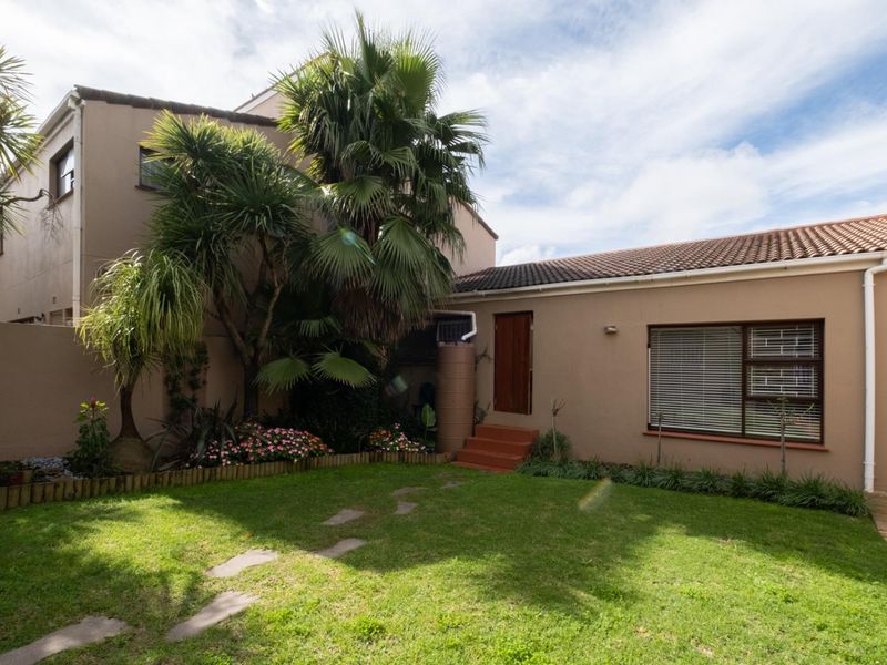 An amazing option for A PROFESSIONAL LADY to rent a FURNISHED bedroom within the main house at R7500 - Photo 1