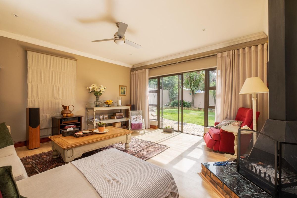 An amazing option for A PROFESSIONAL LADY to rent a FURNISHED bedroom within the main house at R7500 - Photo 4