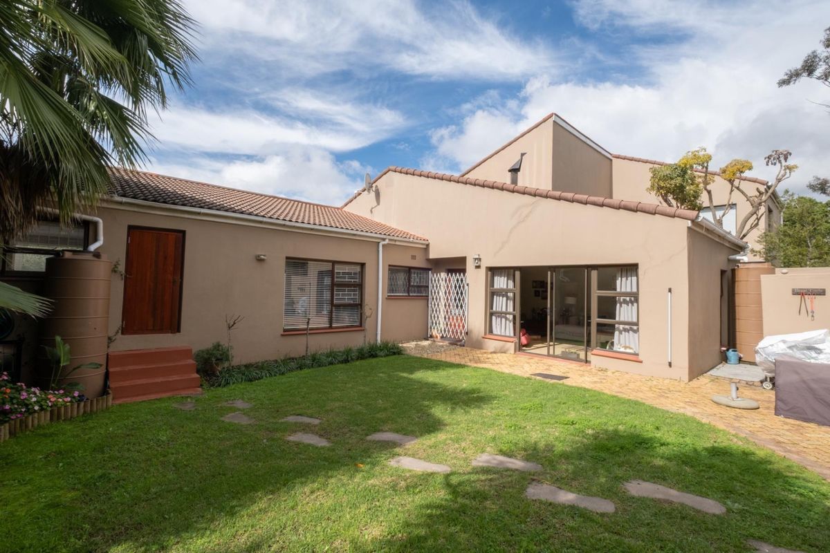 An amazing option for A PROFESSIONAL LADY to rent a FURNISHED bedroom within the main house at R7500 - Photo 2