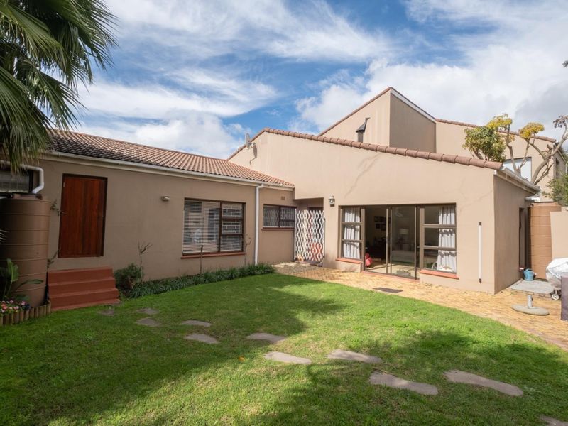 An amazing option for A PROFESSIONAL LADY to rent a FURNISHED bedroom within the main house at R7500 - Photo 2