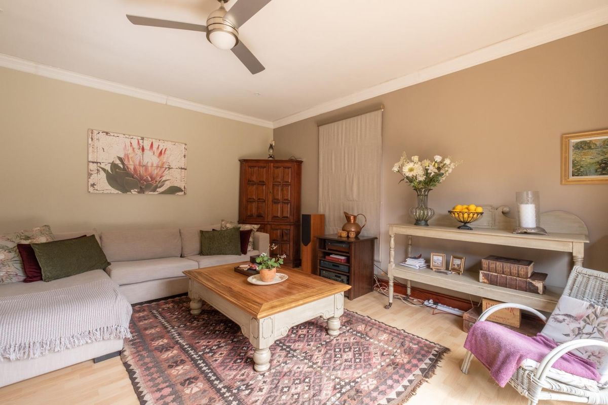 An amazing option for A PROFESSIONAL LADY to rent a FURNISHED bedroom within the main house at R7500 - Photo 5