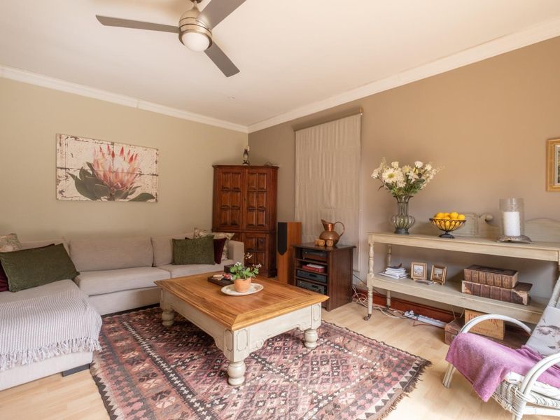 An amazing option for A PROFESSIONAL LADY to rent a FURNISHED bedroom within the main house at R7500 - Photo 5