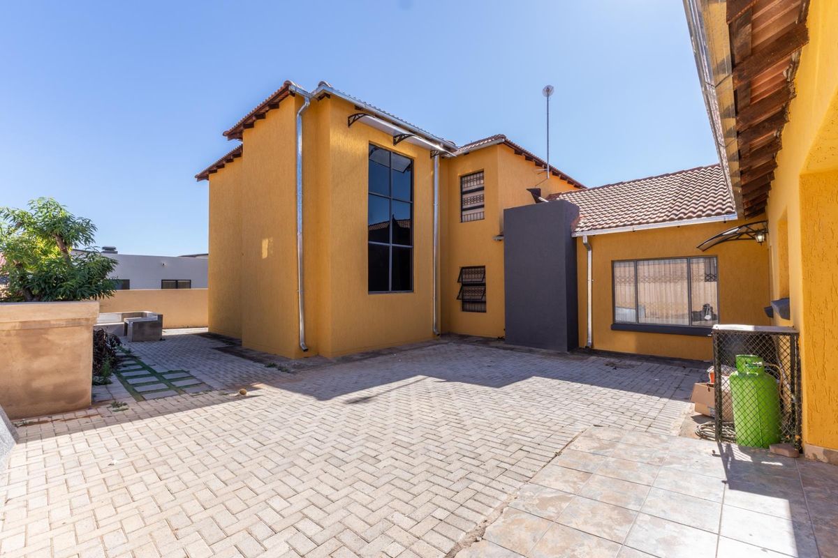 Exclusive Double-Storey New On The Market! - Photo 4