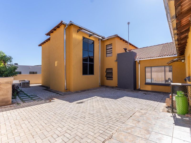 Exclusive Double-Storey New On The Market! - Photo 4