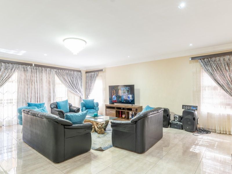 Exclusive Double-Storey New On The Market! - Photo 9