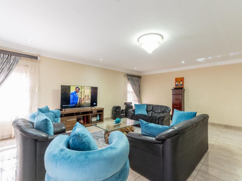 Exclusive Double-Storey New On The Market! - Photo 10