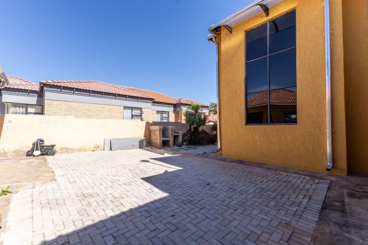 Exclusive Double-Storey New On The Market! - Photo 5