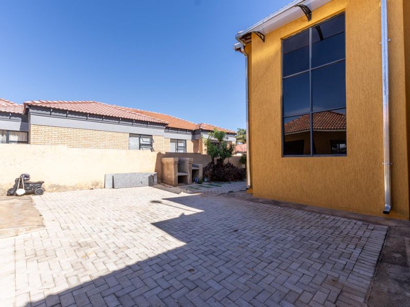 Exclusive Double-Storey New On The Market! - Photo 5