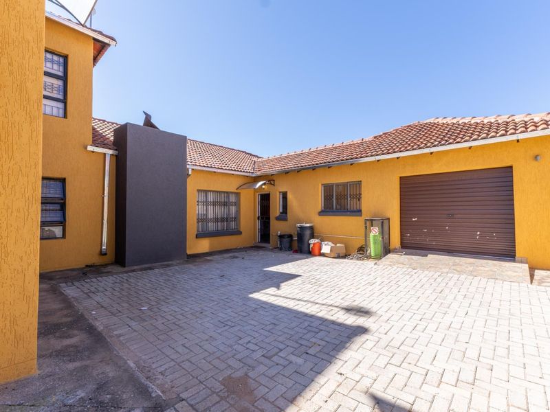 Exclusive Double-Storey New On The Market! - Photo 6