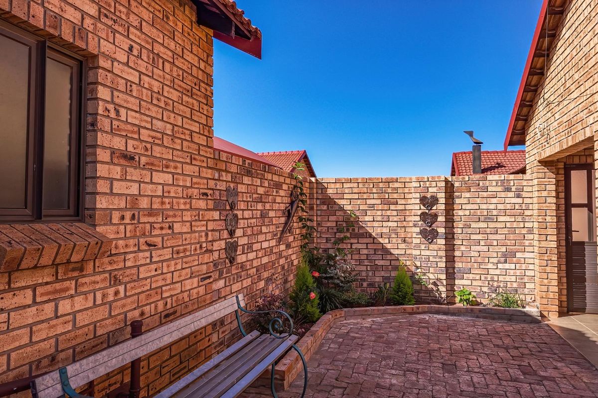 Charming, secure move-in-ready gem with no levies - Photo 5