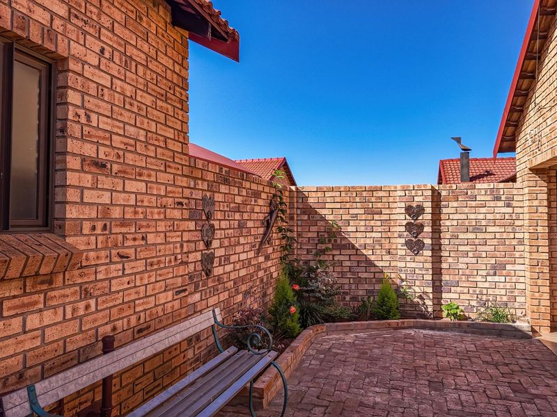 Charming, secure move-in-ready gem with no levies - Photo 5
