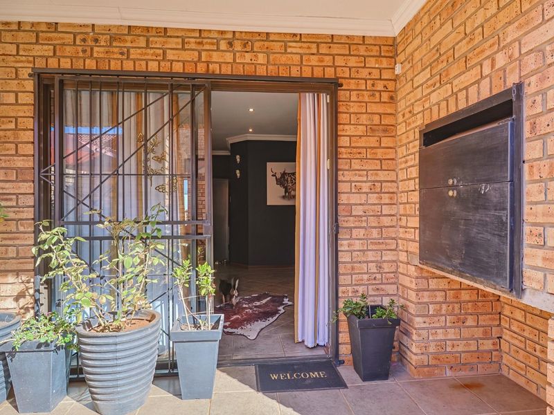 Charming, secure move-in-ready gem with no levies - Photo 8