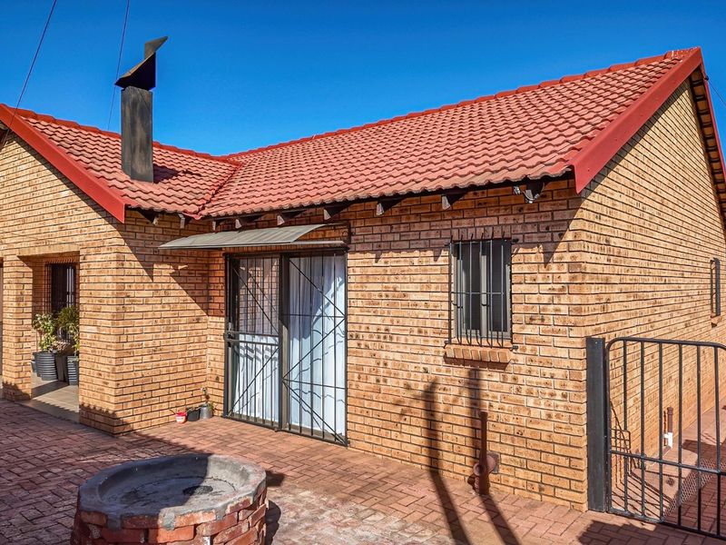 Charming, secure move-in-ready gem with no levies - Photo 7