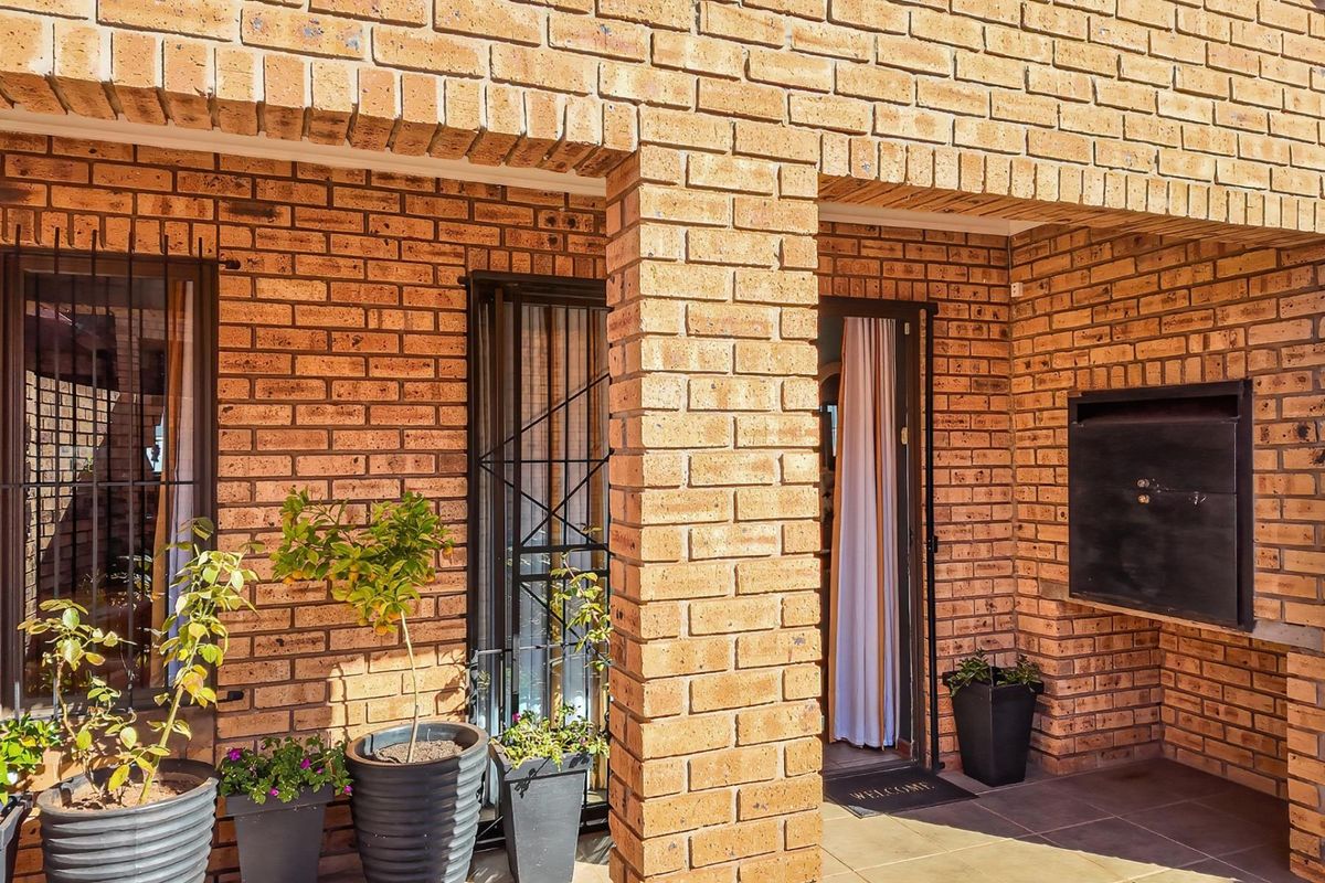 Charming, secure move-in-ready gem with no levies - Photo 4