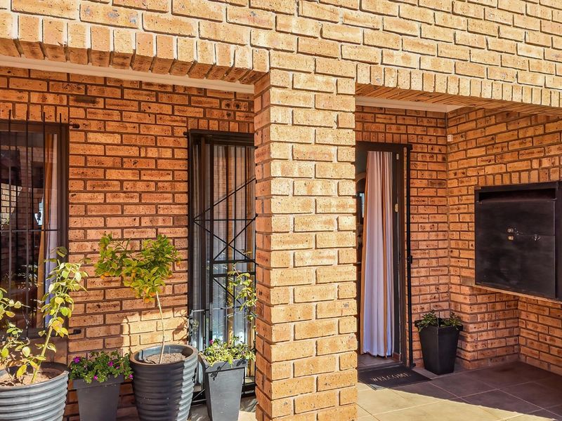 Charming, secure move-in-ready gem with no levies - Photo 4