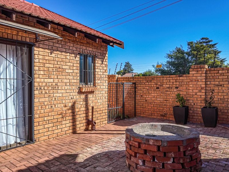 Charming, secure move-in-ready gem with no levies - Photo 6
