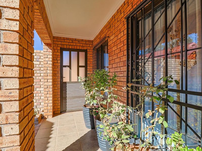 Charming, secure move-in-ready gem with no levies - Photo 9