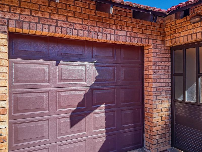 Charming, secure move-in-ready gem with no levies - Photo 3