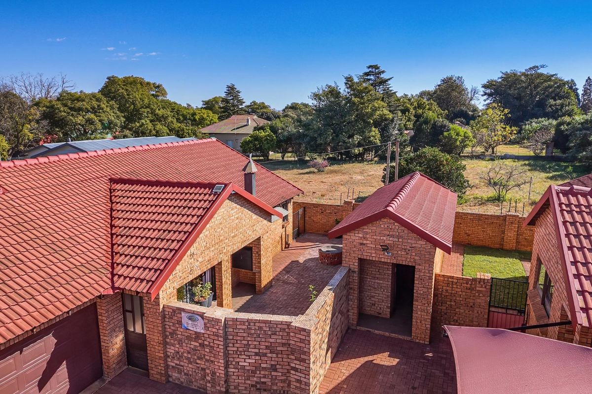 Charming, secure move-in-ready gem with no levies - Photo 2